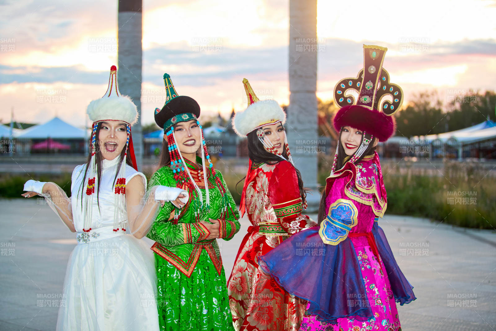 身穿蒙古族部落传统服饰的三位蒙古族姑娘图片