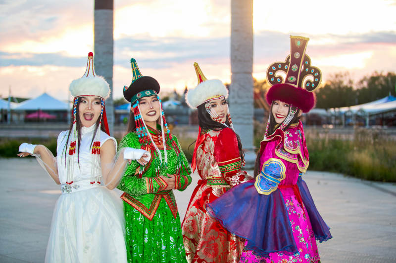 身穿蒙古族部落传统服饰的三位蒙古族姑娘图片