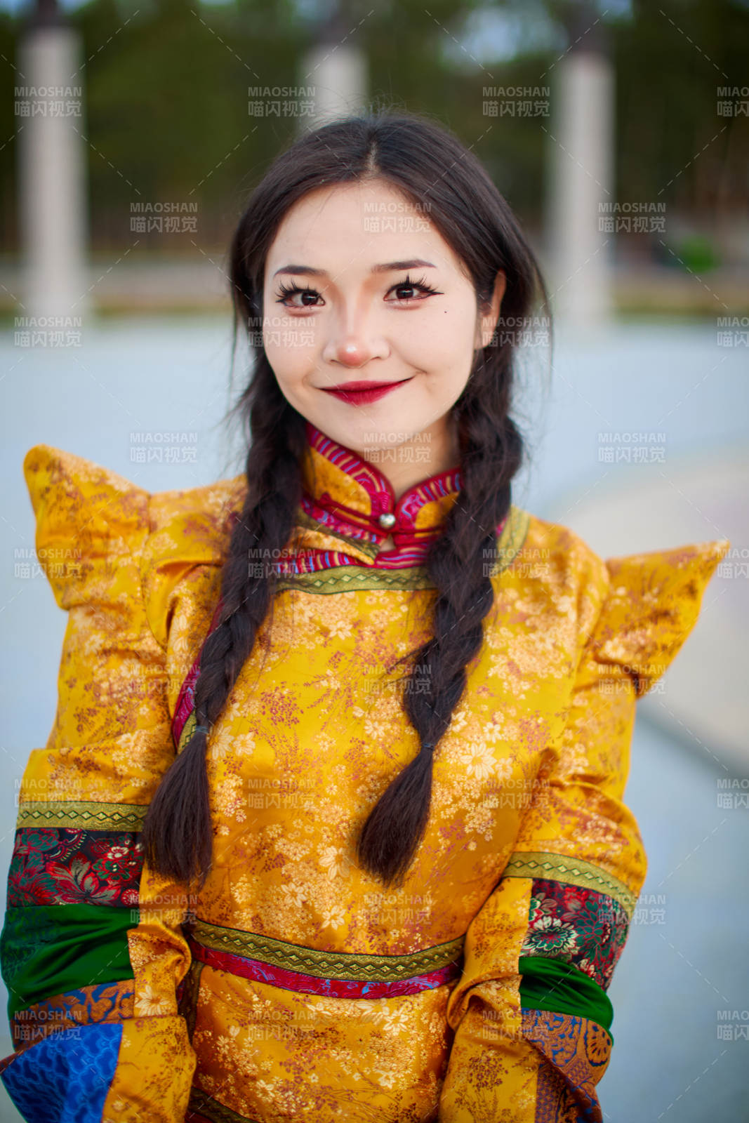 身穿蒙古族部落华丽传统服饰的蒙族姑娘图片