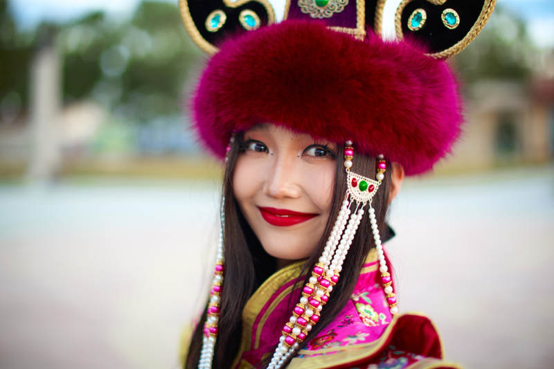 身穿蒙古族部落华丽传统服饰的蒙族姑娘图片