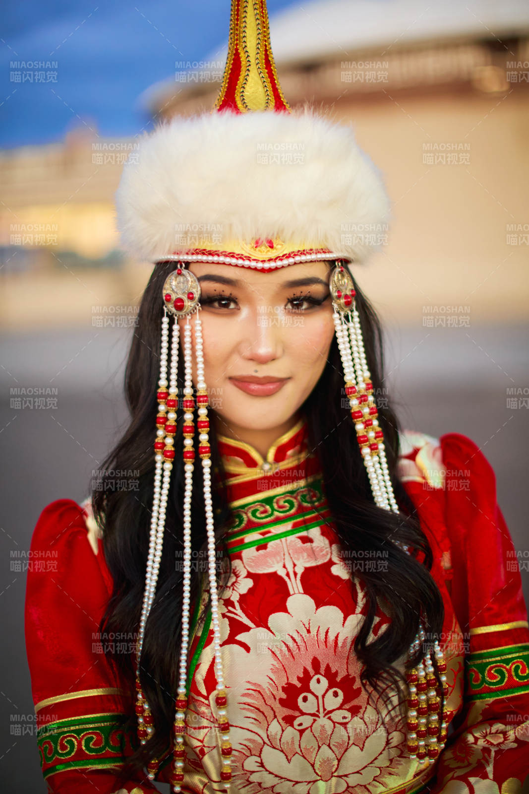 身穿蒙古族部落华丽传统服饰的蒙族姑娘图片