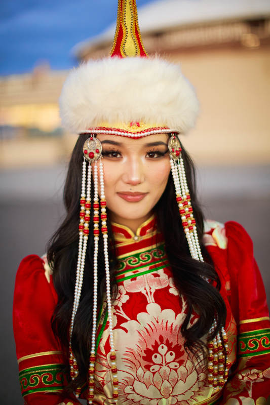 身穿蒙古族部落华丽传统服饰的蒙族姑娘图片
