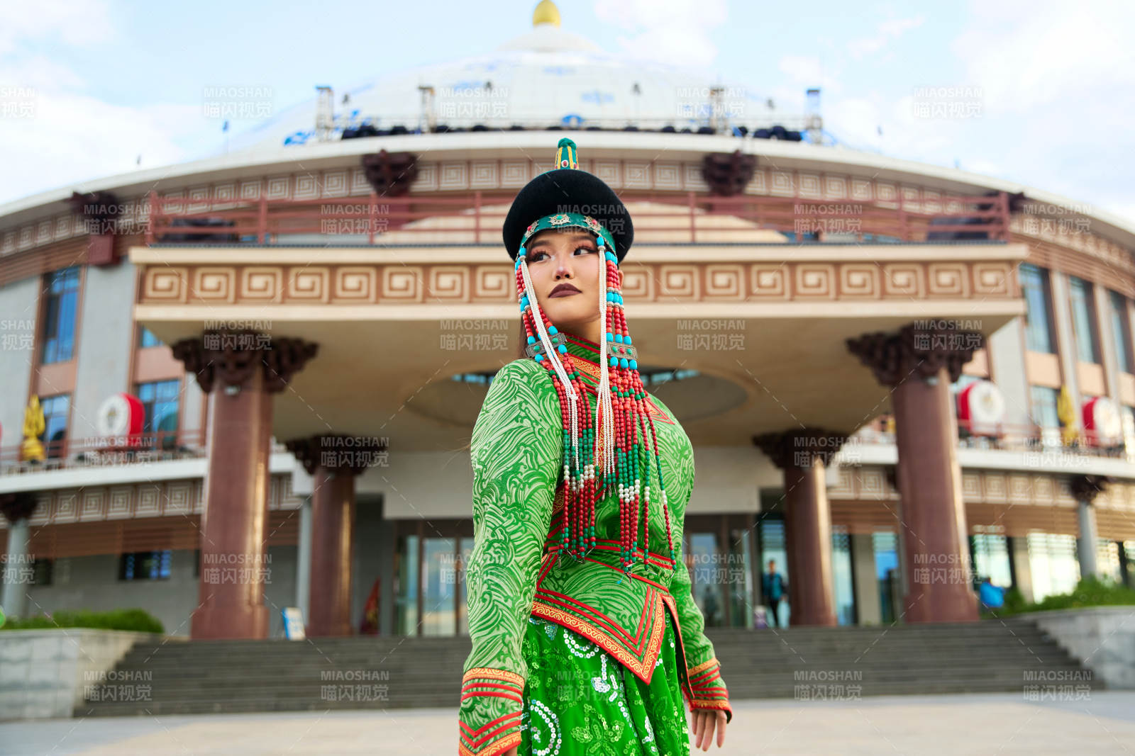 身穿蒙古族巴尔虎部落传统服饰的蒙族姑娘图片