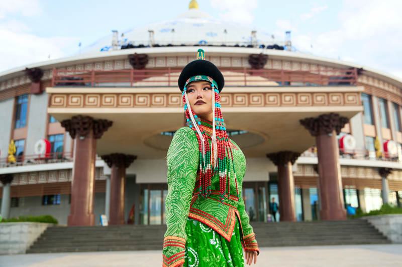 身穿蒙古族巴尔虎部落传统服饰的蒙族姑娘图片