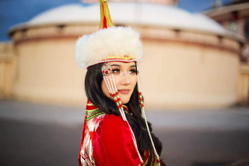 身穿蒙古族部落华丽传统服饰的蒙族姑娘图片