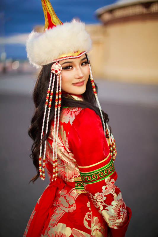 身穿蒙古族部落华丽传统服饰的蒙族姑娘图片