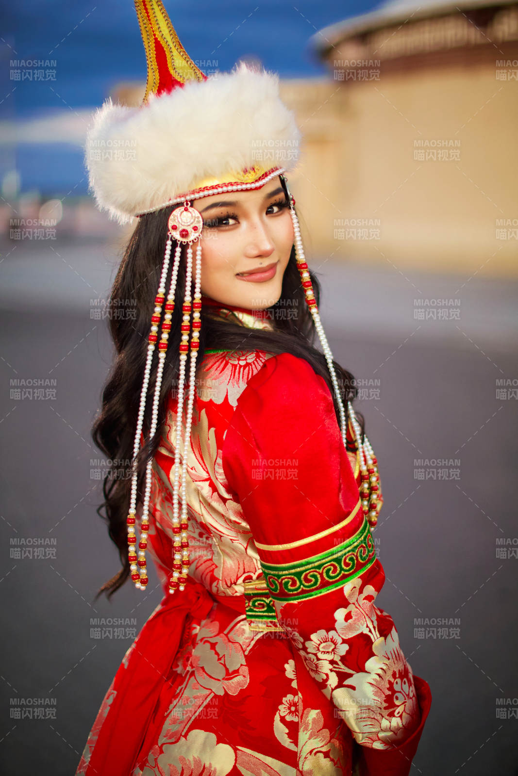 身穿蒙古族部落华丽传统服饰的蒙族姑娘图片