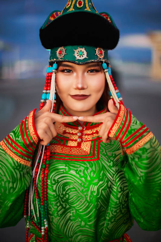 身穿蒙古族部落华丽传统服饰的蒙族姑娘图片