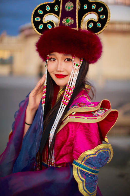 身穿蒙古族部落华丽传统服饰的蒙族姑娘图片