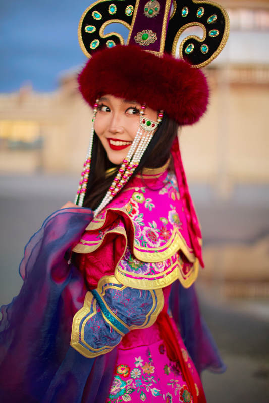 身穿蒙古族部落华丽传统服饰的蒙族姑娘图片