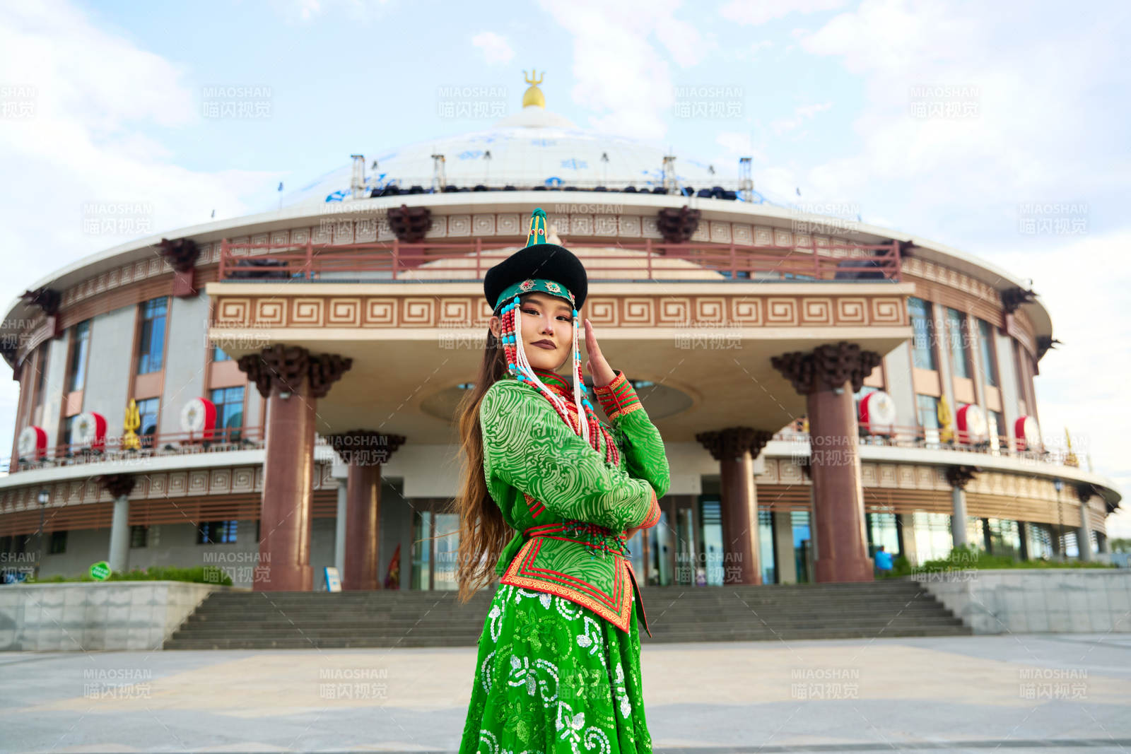 身穿蒙古族巴尔虎部落传统服饰的蒙族姑娘图片