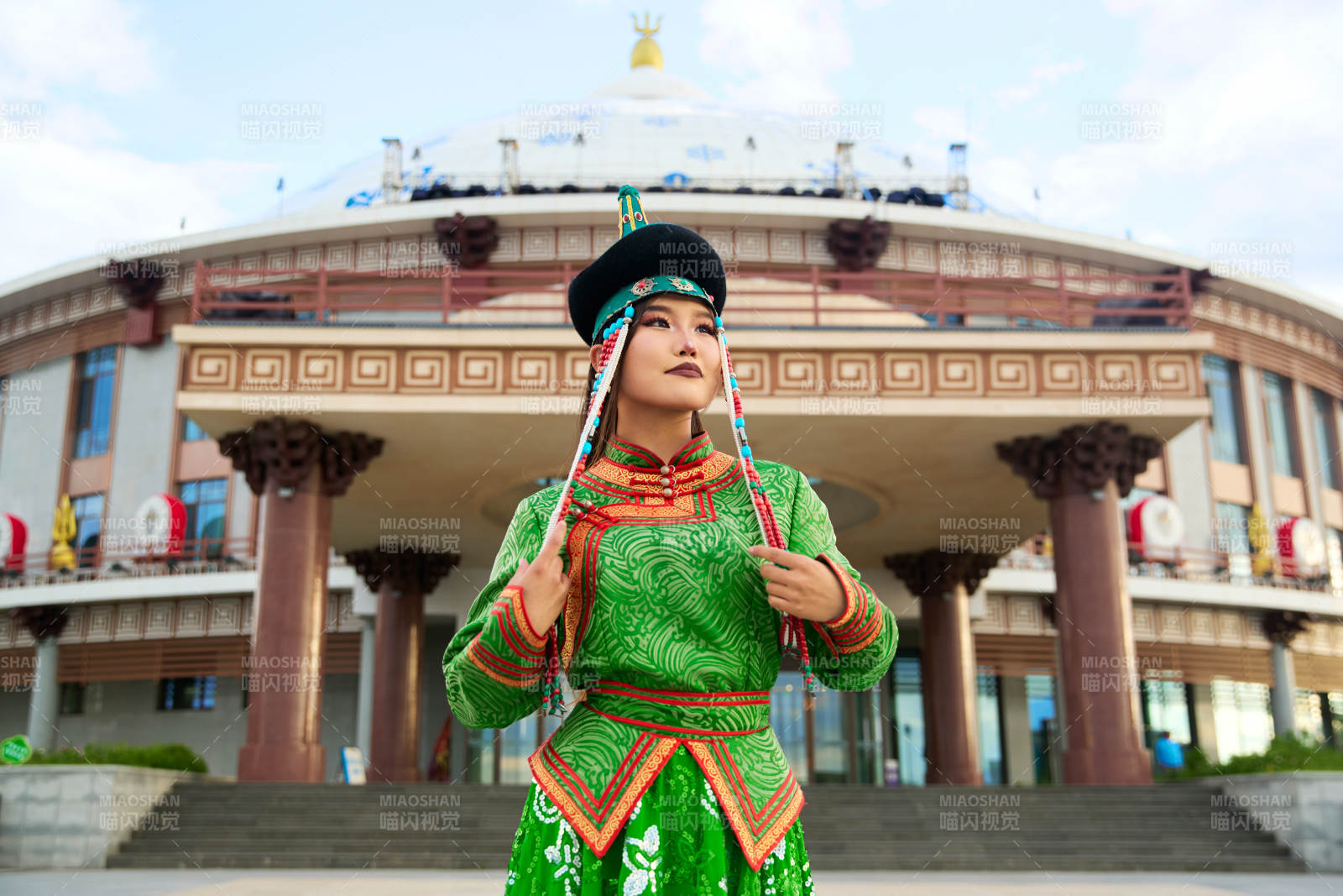 身穿蒙古族巴尔虎部落传统服饰的蒙族姑娘图片