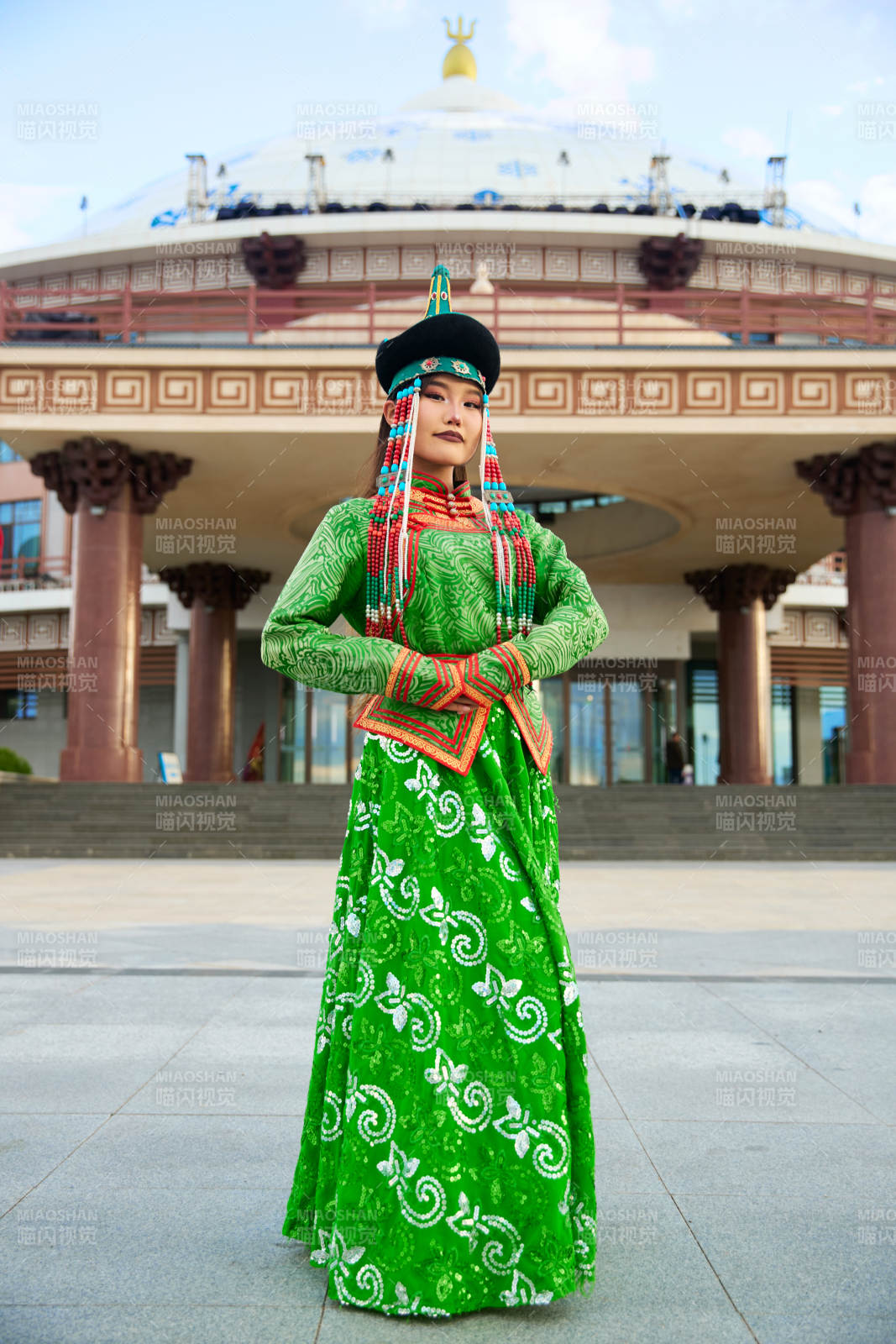 身穿蒙古族巴尔虎部落传统服饰的蒙族姑娘图片