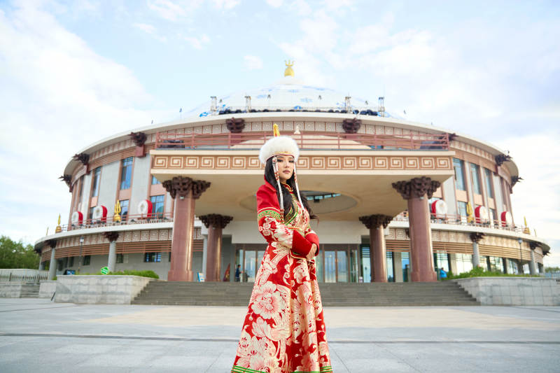 穿着蒙古族鄂尔多斯部落传统服饰的蒙族姑娘图片