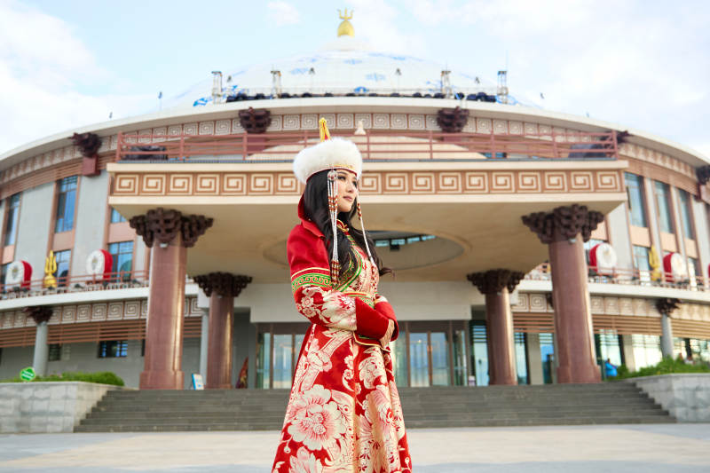 穿着蒙古族鄂尔多斯部落传统服饰的蒙族姑娘图片