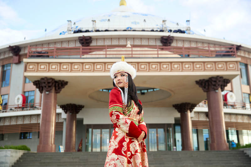 穿着蒙古族鄂尔多斯部落传统服饰的蒙族姑娘图片