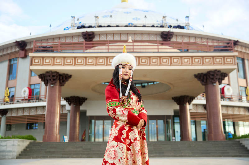 穿着蒙古族鄂尔多斯部落传统服饰的蒙族姑娘图片