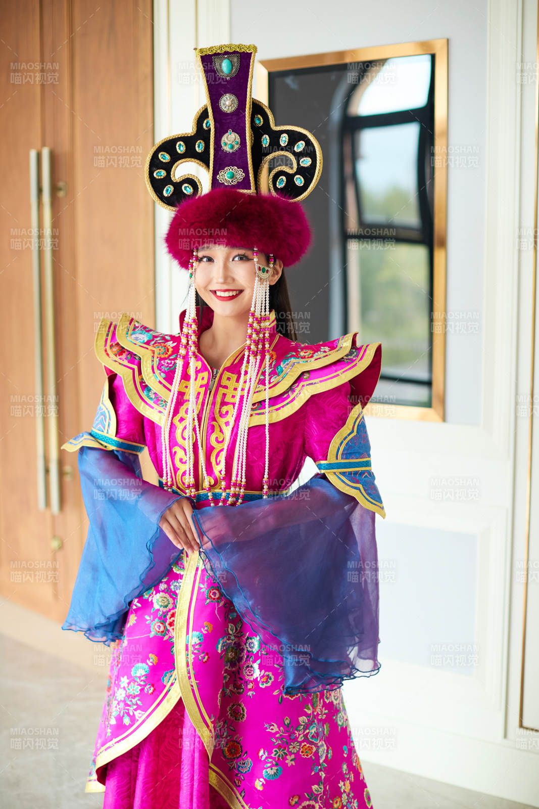 穿着华丽蒙族服饰的蒙古族年轻女性在室内图片