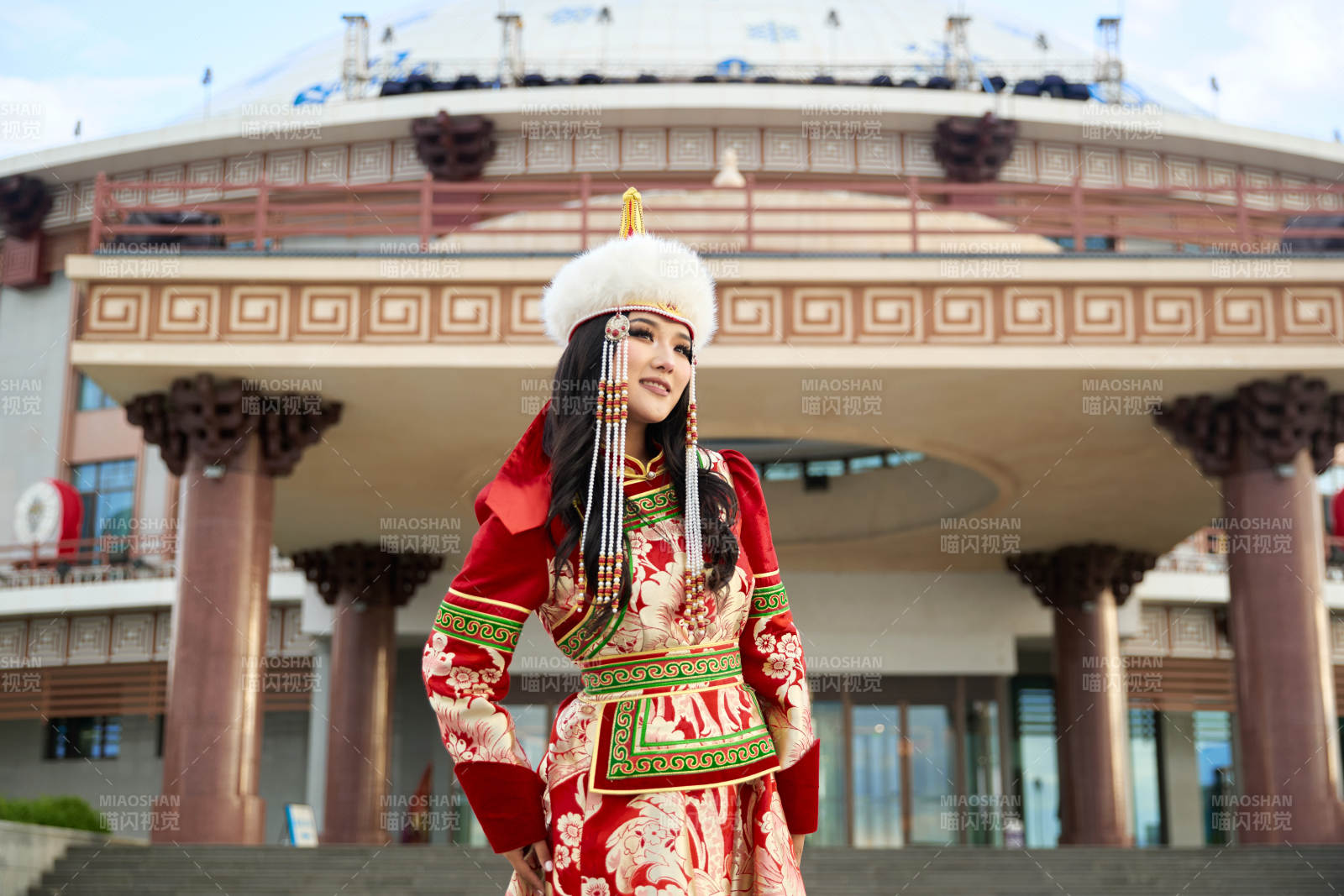 穿着蒙古族鄂尔多斯部落传统服饰的蒙族姑娘图片