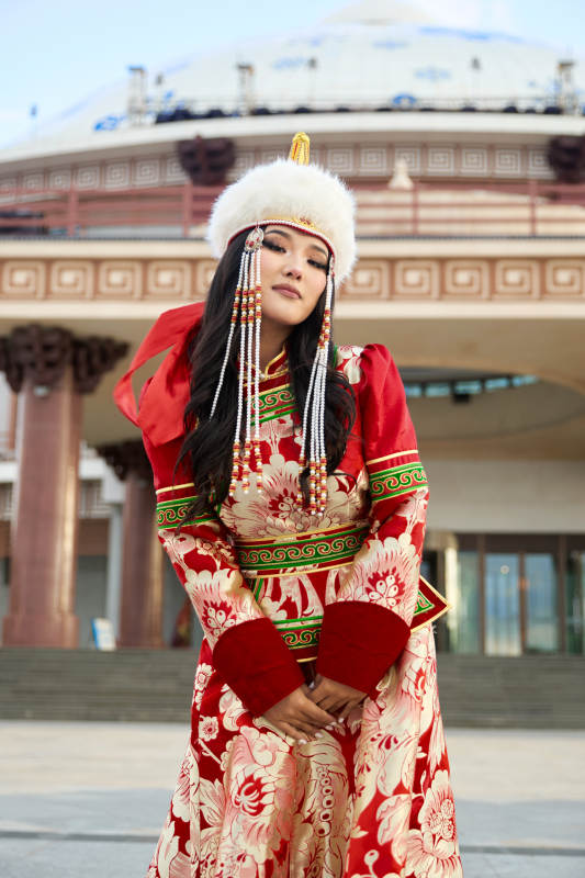 穿着蒙古族鄂尔多斯部落传统服饰的蒙族姑娘图片