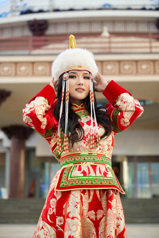 穿着蒙古族鄂尔多斯部落传统服饰的蒙族姑娘图片