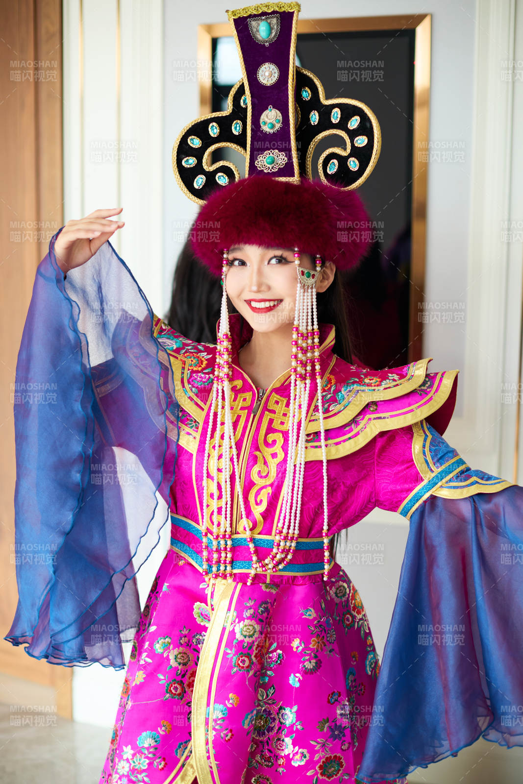 穿着华丽蒙族服饰的蒙古族年轻女性在室内图片