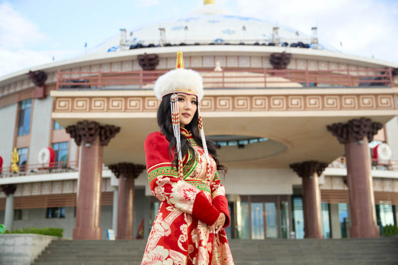 穿着蒙古族鄂尔多斯部落传统服饰的蒙族姑娘图片