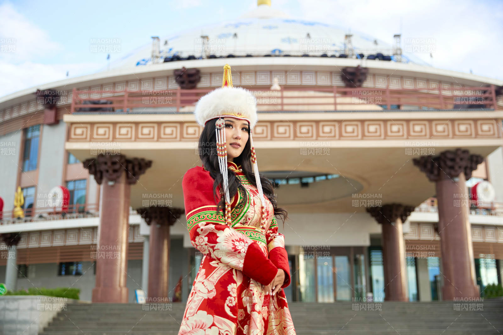 穿着蒙古族鄂尔多斯部落传统服饰的蒙族姑娘图片