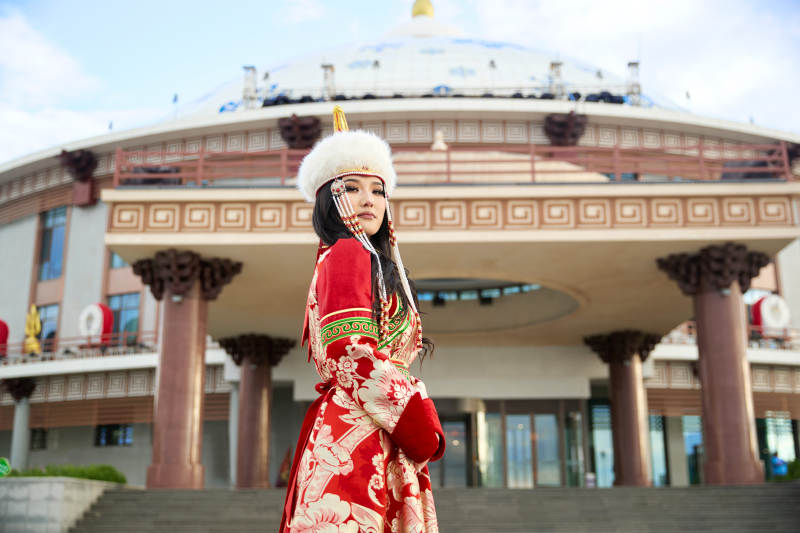 穿着蒙古族鄂尔多斯部落传统服饰的蒙族姑娘图片
