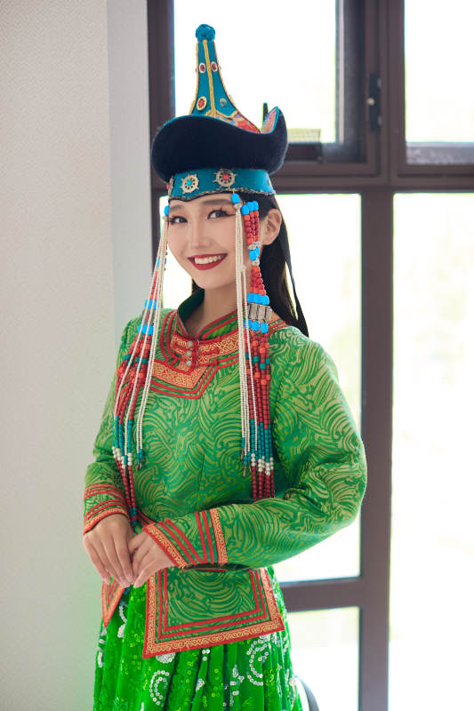 室内穿着绿色蒙古袍的蒙古族年轻女性图片