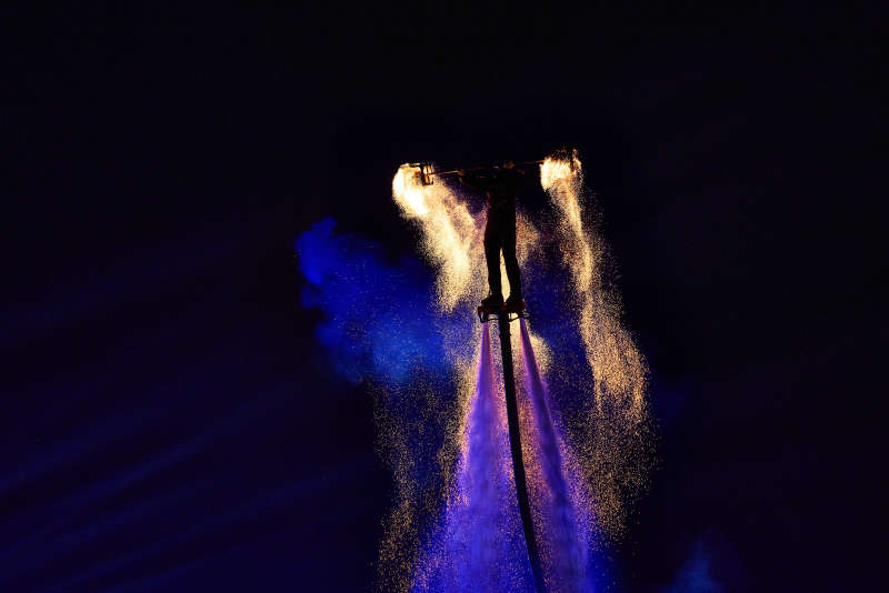 创新非遗表演项目水上飞人火壶表演图片