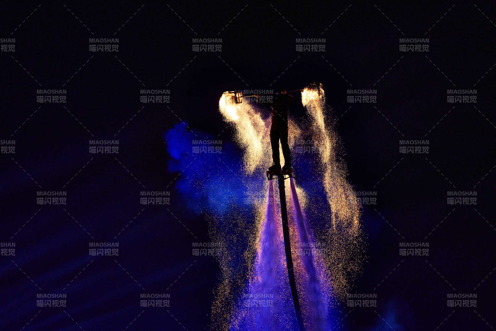 创新非遗表演项目水上飞人火壶表演图片