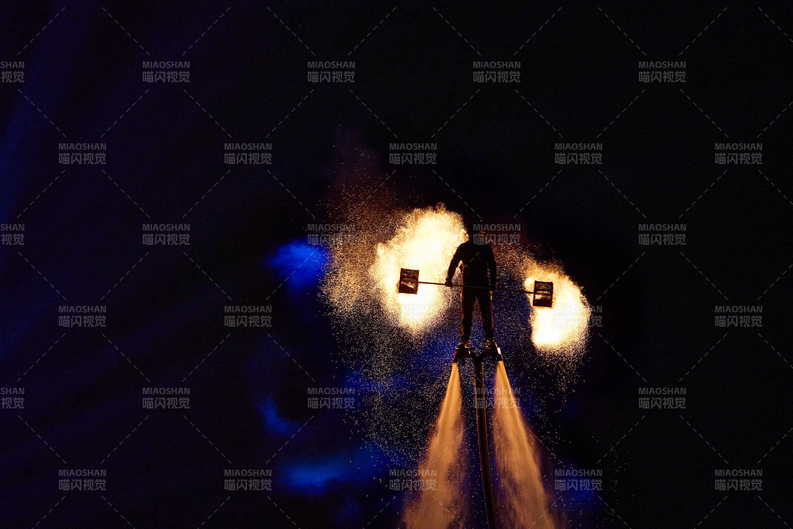 创新非遗表演项目水上飞人火壶表演图片