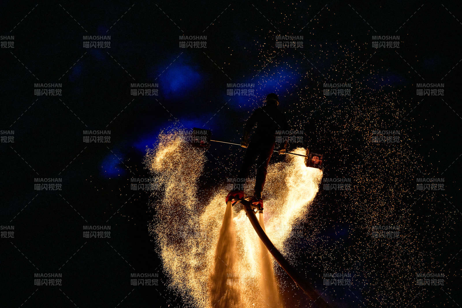 创新非遗表演项目水上飞人火壶表演图片