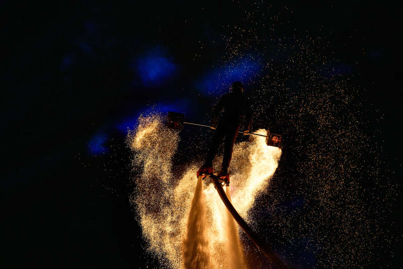 创新非遗表演项目水上飞人火壶表演图片