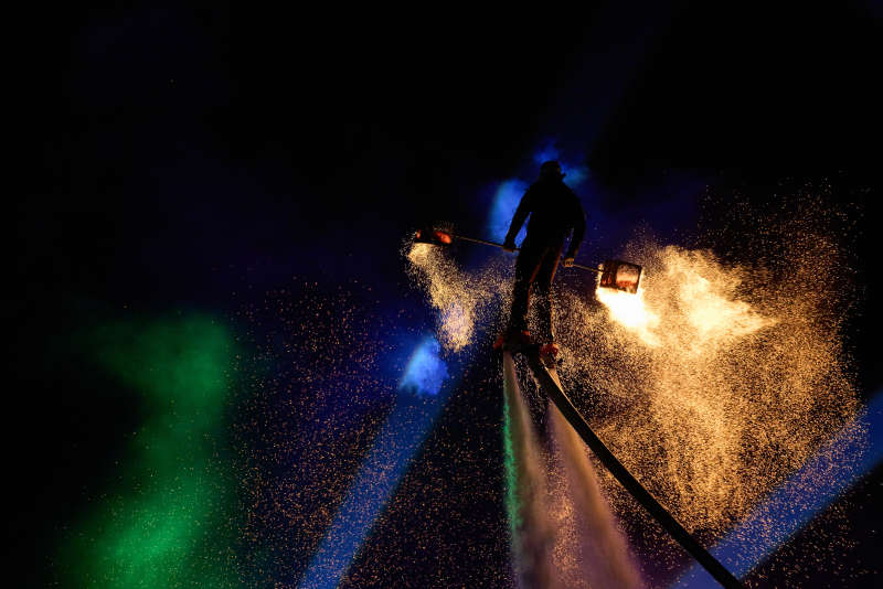 创新非遗表演项目水上飞人火壶表演图片