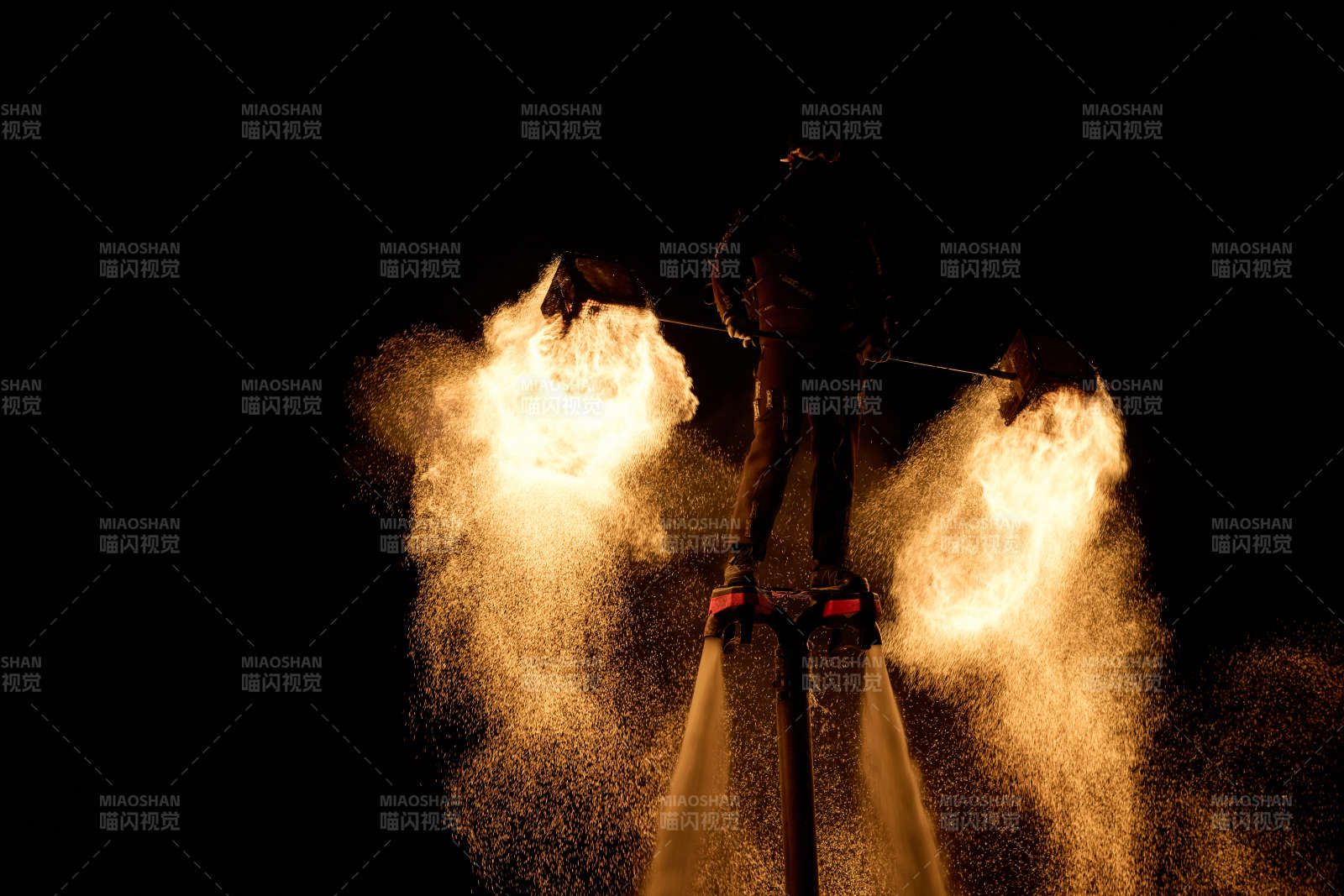 创新非遗表演项目水上飞人火壶表演图片