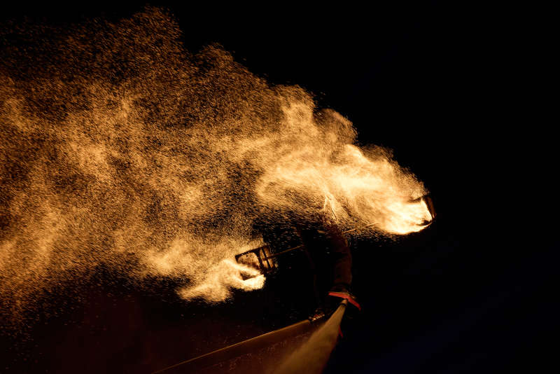 创新非遗表演项目水上飞人火壶表演图片