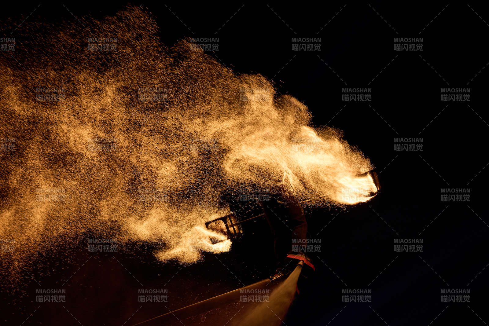 创新非遗表演项目水上飞人火壶表演图片