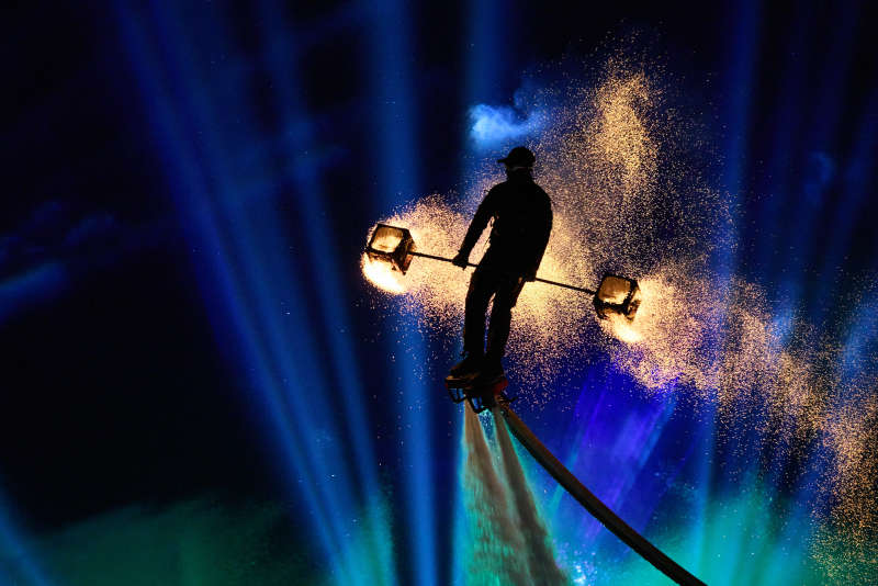 创新非遗表演项目水上飞人火壶表演图片