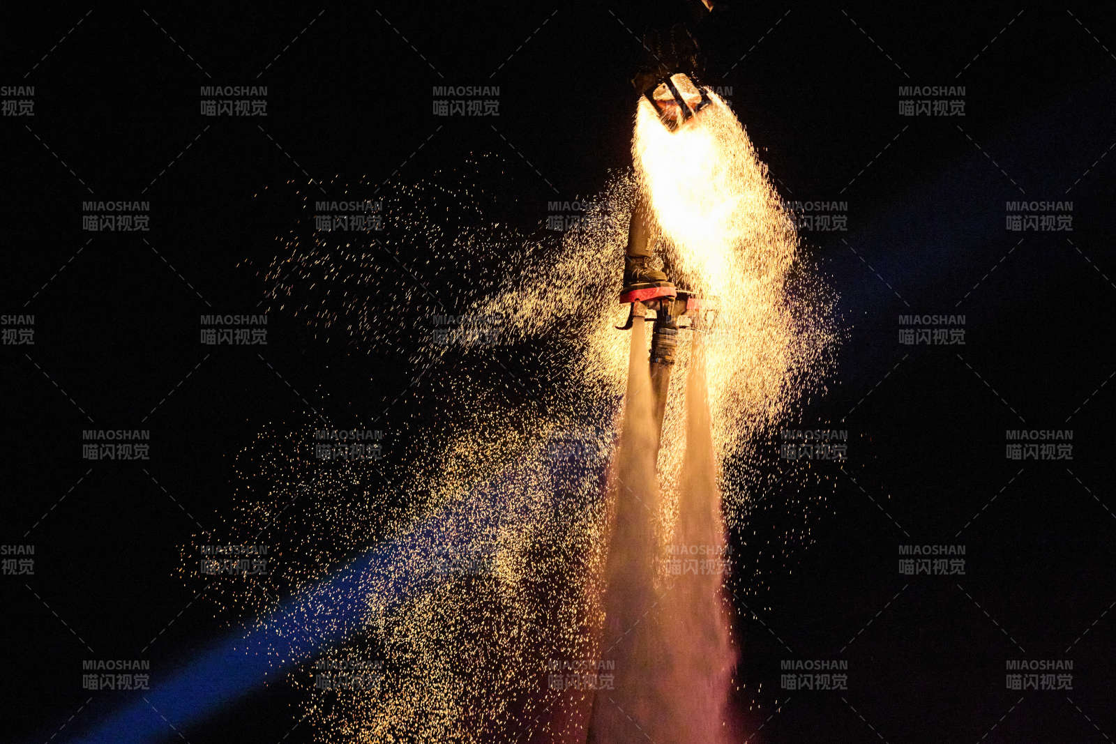 创新非遗表演项目水上飞人火壶表演图片