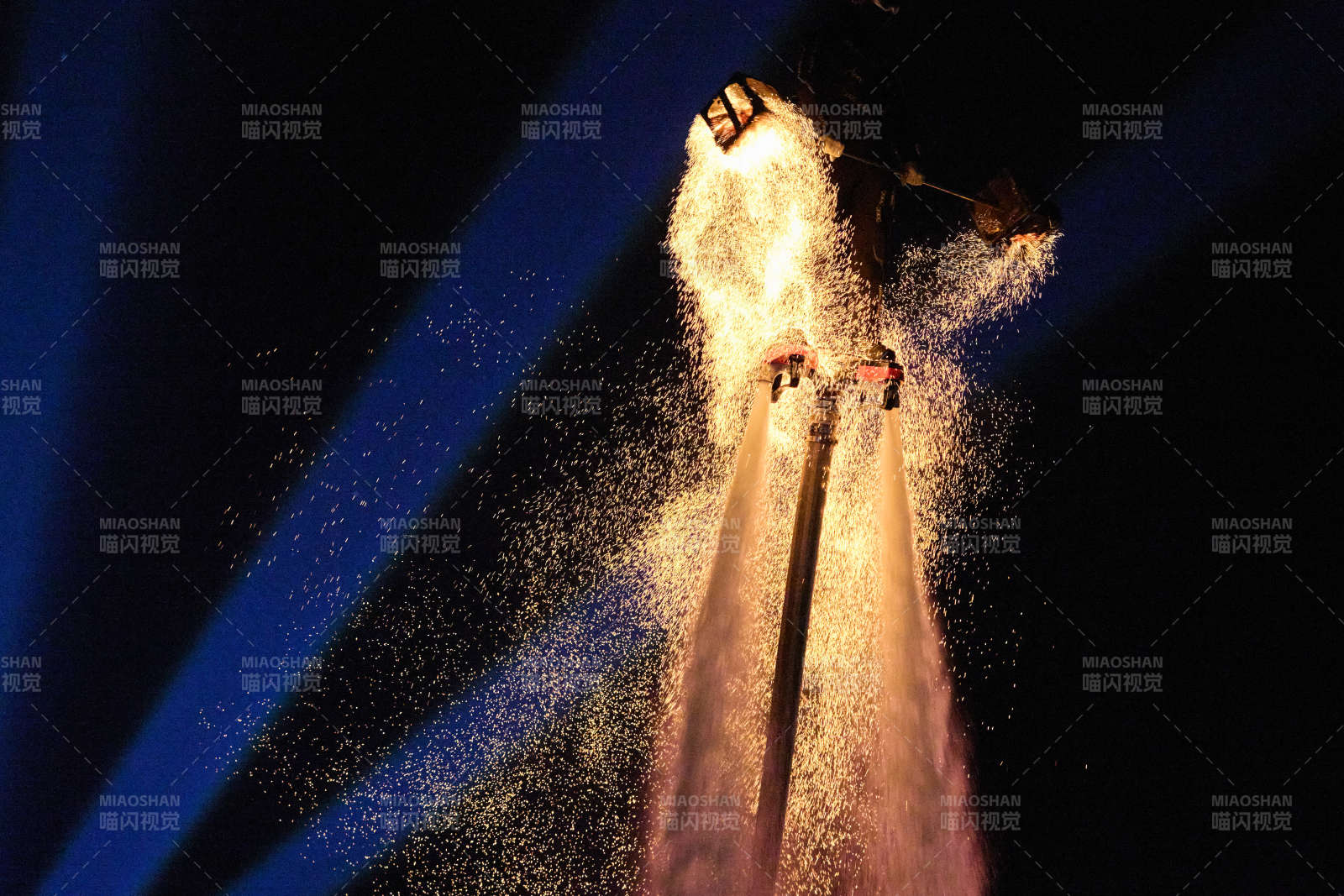 创新非遗表演项目水上飞人火壶表演图片