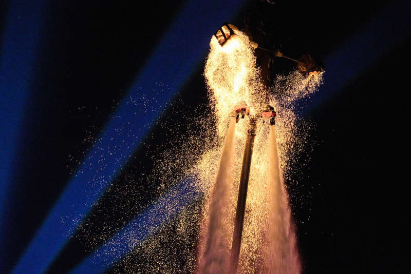 创新非遗表演项目水上飞人火壶表演图片