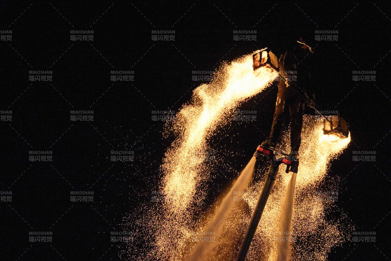 创新非遗表演项目水上飞人火壶表演图片