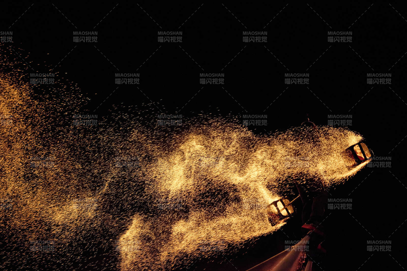 创新非遗表演项目水上飞人火壶表演图片