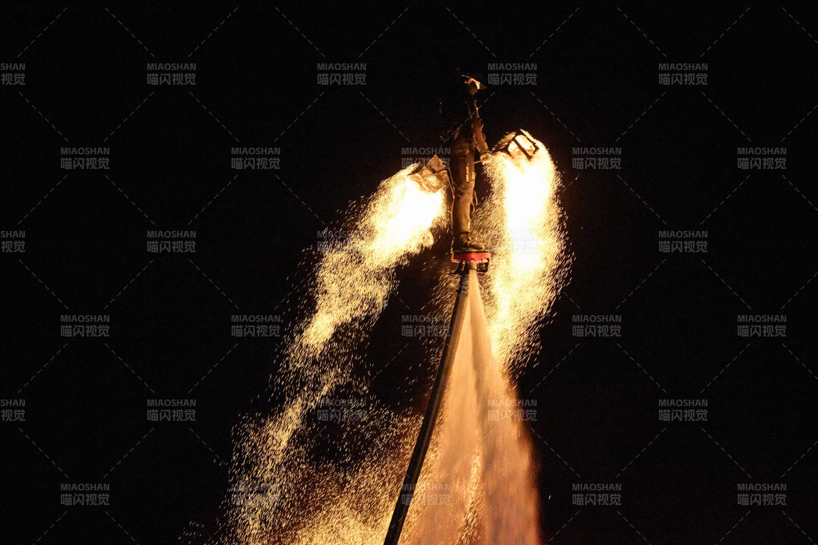 创新非遗表演项目水上飞人火壶表演图片