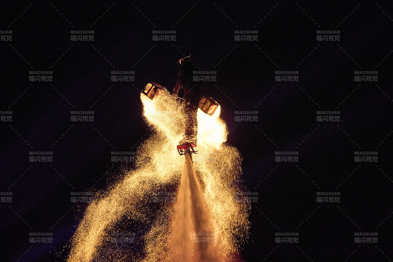 创新非遗表演项目水上飞人火壶表演图片