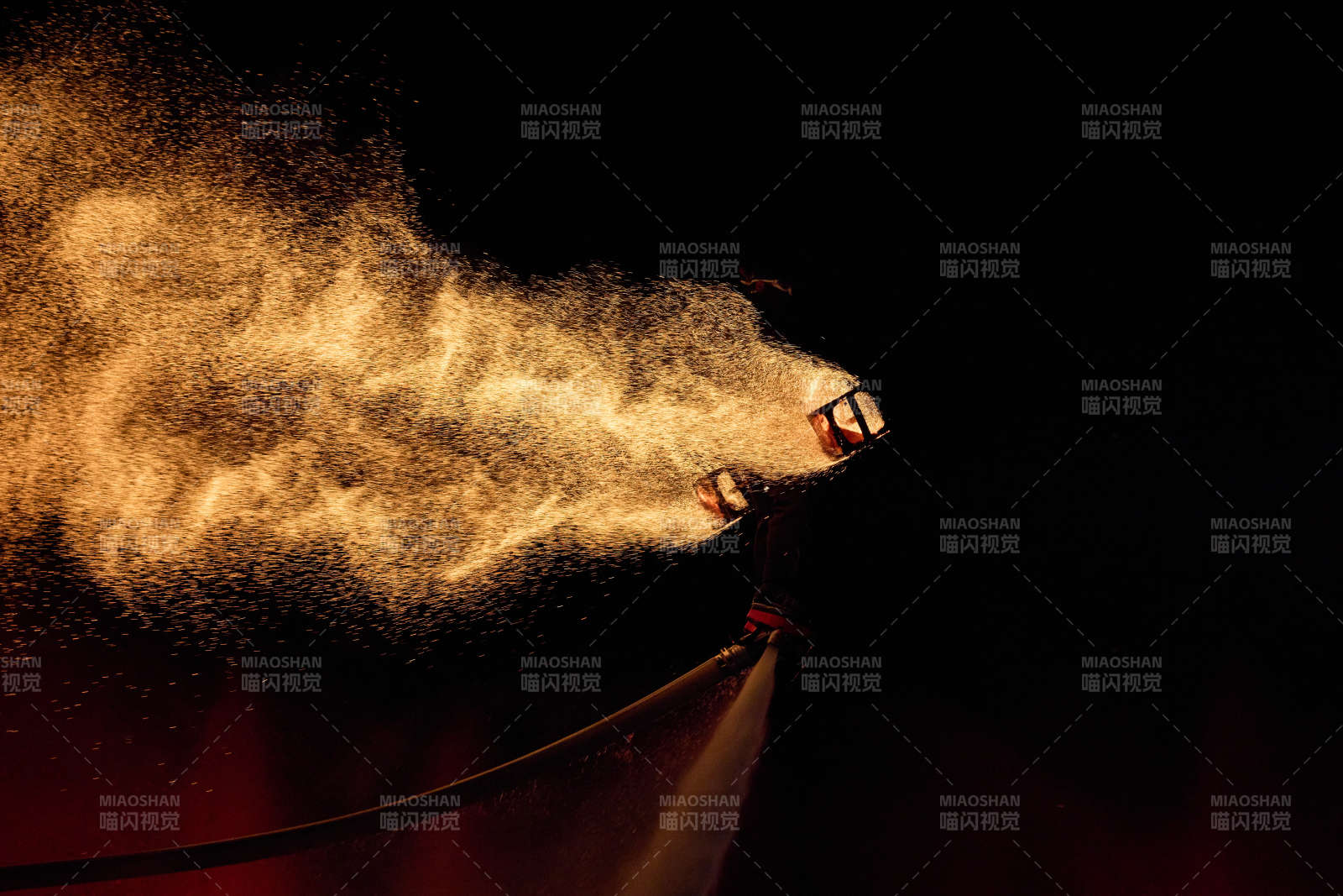 创新非遗表演项目水上飞人火壶表演图片