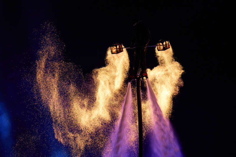 创新非遗表演项目水上飞人火壶表演图片