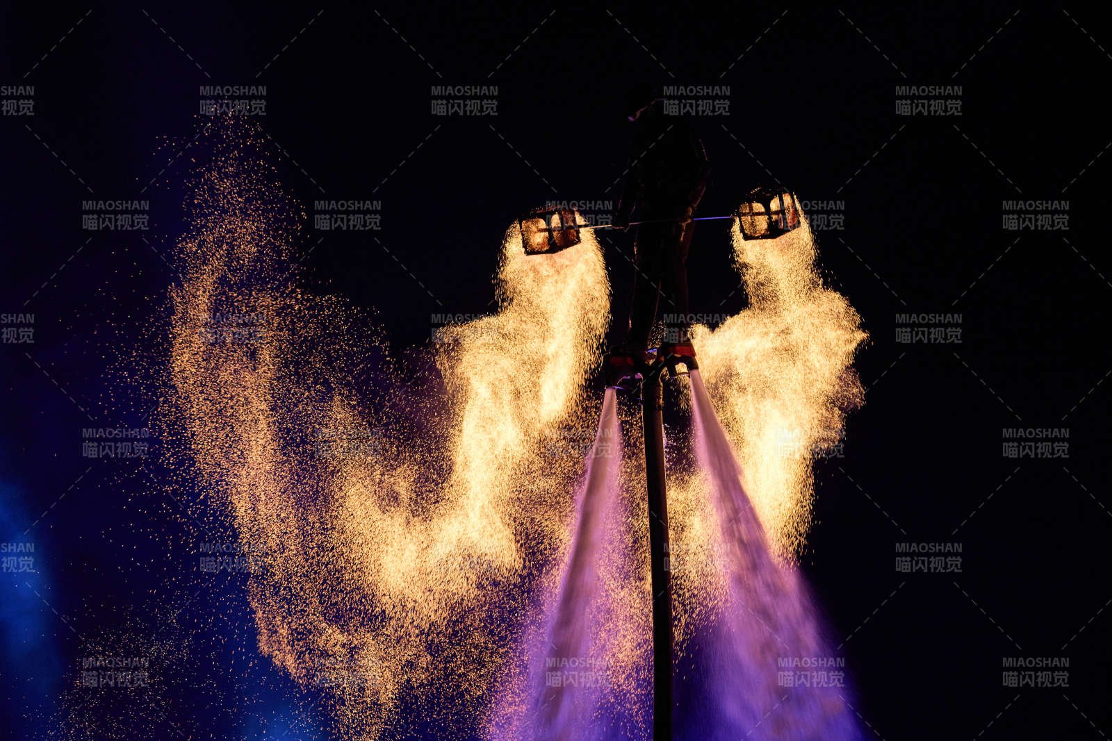 创新非遗表演项目水上飞人火壶表演图片